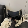 Schwarze Lackleder-Mondsichel-Schultertasche mit Goldkette und modischem Schriftzug - Ohne Anhänger / Schwarz