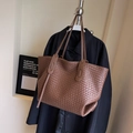 Braune geflochtene Ledertasche mit großem Fassungsvermögen und doppelten Schultergurten - Braun