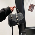 Κομψή μαύρη τσάντα χιαστί με πούλιες στο καπάκι και χρυσές μεταλλικές λεπτομέρειες - Μαύρο