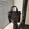 Nuova borsa in stile cinese con jacquard floreale argento e tracolla in pelle nera - Nero