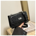 Détail du sac à bandoulière noir motif crocodile avec boucle argentée et bandoulière chaîne - Noir