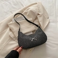Borsa a spalla a mezzaluna nera scintillante con fiocco metallico argento e paillettes - Nero