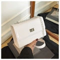 Détail du sac à main blanc à motif crocodile avec fermoir rotatif en métal argenté - Blanc