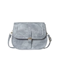 Retro hellblaue Satteltasche mit Denim-Textur und Metallschnalle auf weißem Grund - Blau