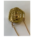 Nahaufnahme der goldenen Abendtasche in Rosenform mit Metallblättern und Kette - Gold