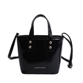 Sac seau minimaliste en cuir verni noir avec clous argentés et bandoulière réglable - Noir