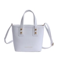 Sac seau en cuir blanc avec poignées supérieures et clous dorés vu de face - Blanc