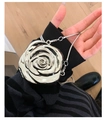 Nahaufnahme einer silbernen Abendtasche in 3D-Rosenform mit glänzender Spiegeloberfläche - Silber