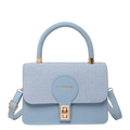 Sac à main carré bleu clair minimaliste avec rabat en tissu et détails dorés - Bleu