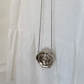 3D Silberne Rosen-Handtasche mit Metall-Spiegeleffekt und Kette für Abendveranstaltungen - Silber