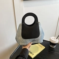 Contrasterende denim emmer tas met fonkelende strassteentjes en zwart lederen handvaten - Zwart