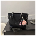 Détail du cabas noir avec texture matelassée et breloque en peluche de pêche rose - Noir Avec Pendentif