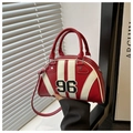 Retro bowlingtas in rood en crème met nummer 96 patch en metalen sterdetails - Rood