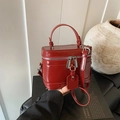 Donkerrode laklederen mini handtas met handvat aan de bovenkant en smalle riem - Rood
