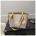 Détail du sac fourre-tout blanc matelassé avec anses jaunes et pendentif rose - Khaki Avec Pendentif