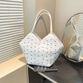 Borsa tote bianca a pieghe con ricami di fiocchi neri e manici sottili estivi - Con Ciondolo / Bianco
