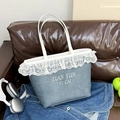 Bolso tote de lona gris azulado con ribete de encaje blanco y estampado de letras - Azul Denim