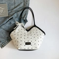 Sac fourre-tout blanc à broderie nœuds avec charm perle et fines bandoulières noires - Blanc & Noir (Avec Pendentif Perle en Dentelle)