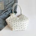 Sac cabas blanc à motifs nœuds noirs avec pendentif en perles et dentelle - Blanc (Avec Pendentif Perle en Dentelle)