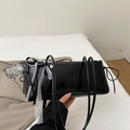 Sac sous le bras noir brillant avec nœud en dentelle blanche et cordons latéraux - Noir (Avec Foulard en Soie)