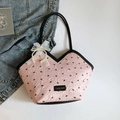 Grand cabas plissé rose avec imprimés nœuds noirs et breloque en dentelle - Rose & Noir (Avec Pendentif Perle en Dentelle)