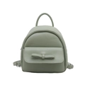 Mini zaino in pelle verde salvia con fiocco e fibbie argentate su sfondo bianco neutro - Verde