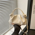 Bolso de mano chic en cuero crema plisado con asa anudada y correa de hombro ajustable - Blanco
