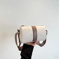 Sac cylindre blanc cassé chic avec bandoulière chevron et texture grainée premium - Blanc