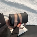 Minimalistische schwarze Zylindertasche aus Leder mit breitem Jacquard-Schultergurt - Schwarz