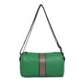 Groene minimalistische leren barrelbag met visgraatband op een witte achtergrond - Groen