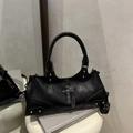 Bolso gótico de cuero negro con cruz plateada, remaches y detalles de cadena - Negro