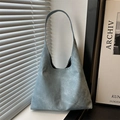 Bolso hobo azul retro de piel sintética con textura vintage y costuras verticales finas - Azul claro