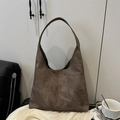 Grande borsa hobo marrone minimalista con texture opaca vintage e tracolla larga regolabile - Marrone Scuro