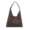 Bolso hobo grande de ante marrón oscuro con costuras verticales y asa de hombro minimalista - Marrón