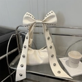 Sac à main chic en cuir crème avec grande poignée en nœud et rivets argentés - Blanc