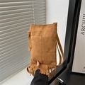 Borsa a tracolla in pelle scamosciata boho con frange e sottile tracolla marrone - Marrone