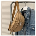 Détail du sac de poitrine en nylon marron avec broderie croisée et tirettes vertes - Kaki