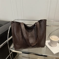 Bolso tote de tejido marrón oscuro minimalista en un entorno de oficina elegante - Marrón