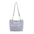 Borsa tote trapuntata azzurra con catene dorate e tessuto strutturato elegante - Blu