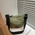 Sac bandoulière demi-lune en nylon vert olive avec sangle réglable et logo Lucky - Vert