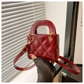 Detail der roten gesteppten Mini-Tasche aus glänzendem Leder mit goldener Hardware - Rot