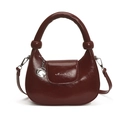 Elegante tiefweinrote Halbmond-Handtasche mit Glanzeffekt und silbernem Rundgriff - Rot