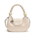 Elegante cremefarbene Halbmond-Handtasche mit Henkel und G-Anhänger auf weißem Grund - Weiß