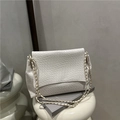 Sac bandoulière blanc à texture tressée avec chaîne dorée sur fond minimaliste - Blanc
