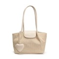 Beige Stroh-Tote-Bag mit Lederklappe, Herzanhänger und gewebtem Muster für den Sommer - Weiß