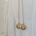 Goldene Abendtasche in Erdnussform mit glitzernden Strasssteinen und eleganter Kette - Gold