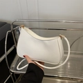 Borsa a spalla minimalista bianca a semicerchio in pelle con fibbie in metallo oro - Bianco