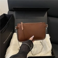 Braune Umhängetasche mit Krokoprägung, Silberperlen und Kettenriemen in Geschenkbox - Braun
