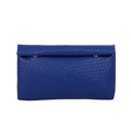 Bolso sobre trenzado azul marino con anillos de metal dorado sobre un fondo blanco - Azul
