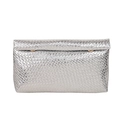 Bolso de mano plateado con textura tejida metálica y detalles de aros dorados - Plateado